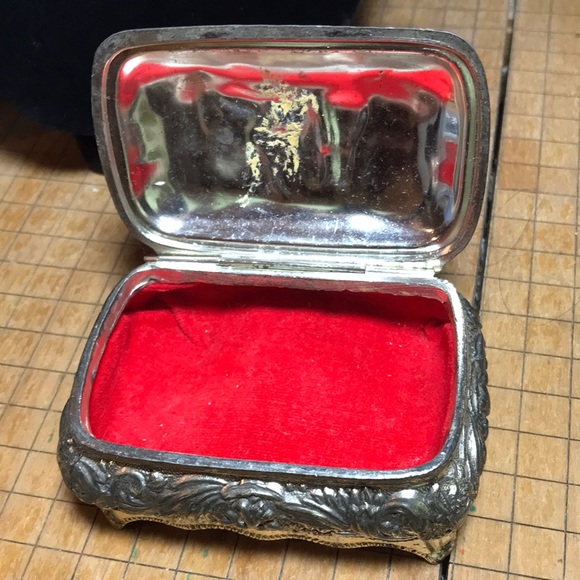 Embossed Silver Metal Jewelry Box Courting Couples GVC Japan 3.75”Lx2.5”Wx2”H - Picture 4 of 12